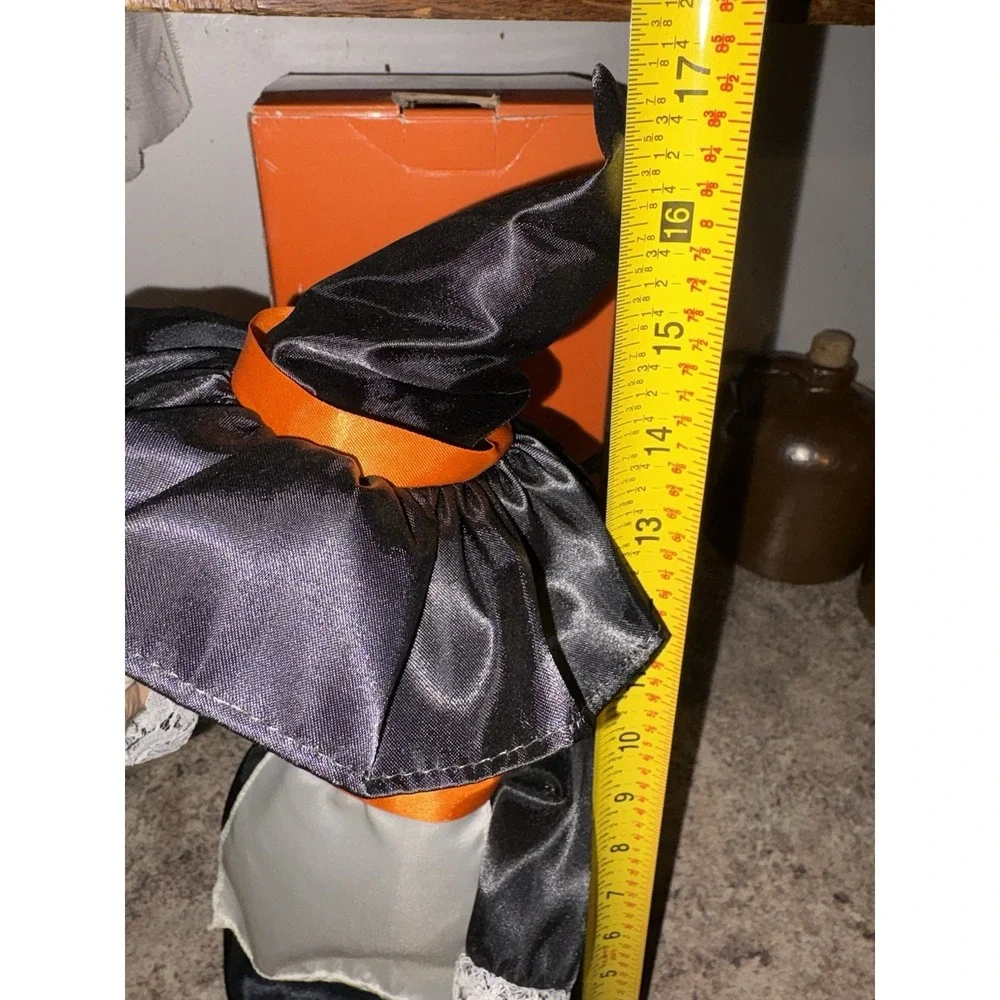 Vintage 80s Halloween Witch w/ Skull 15